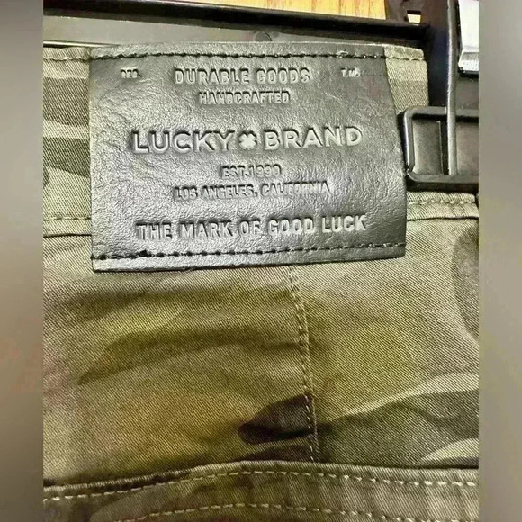 Lucky Brand Woman’s Camo Cargo Mid Rise Pants. Size 8/29 NWT - Picture 5 of 6
